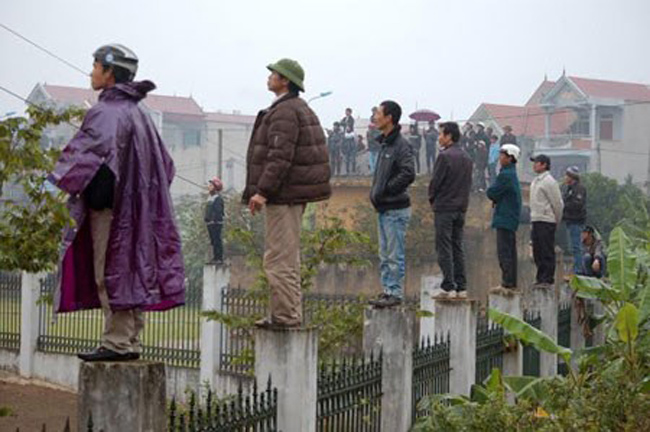 Các chú nhìn kĩ vào, gái xinh ở đằng xa kia kìa.
