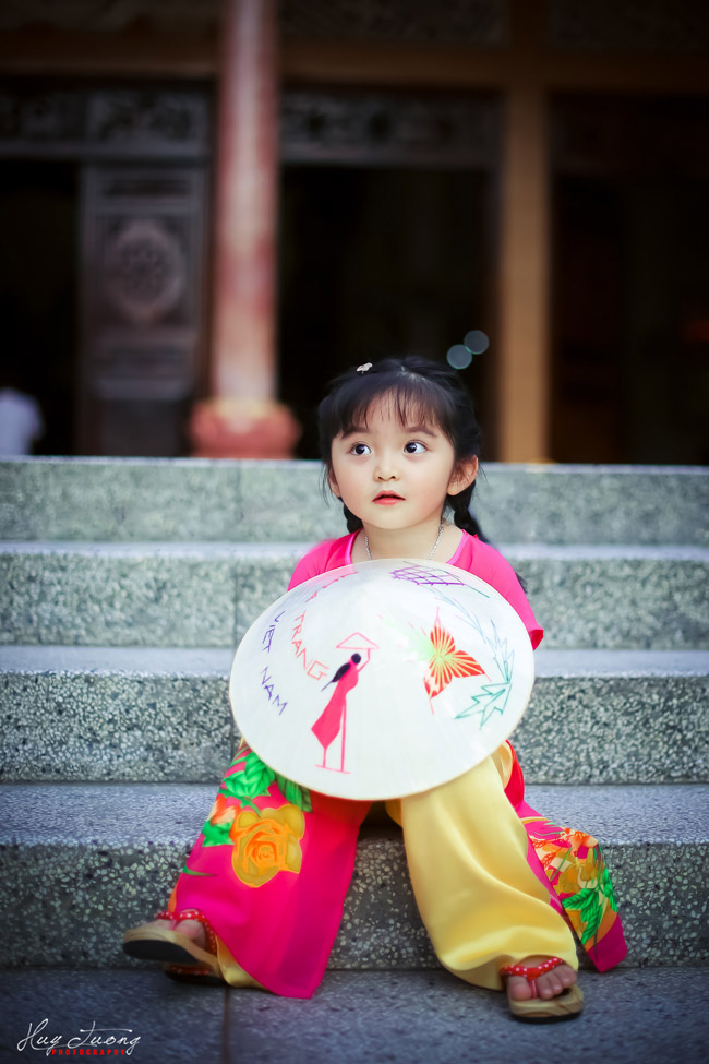 Trước đó, nhiếp ảnh gia Huy Tưởng cũng đã thực hiện cho Susu một bộ hình dễ thương với áo dài, nón lá