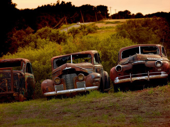 Những chiếc xe cũ bị bỏ lại trên cánh đồng ở Oklahoma, Mỹ.
