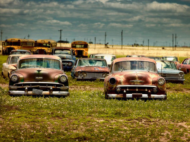 Những chiếc xe cũ, xe buýt ở bãi nghĩa địa xe bang Texas, Mỹ.
