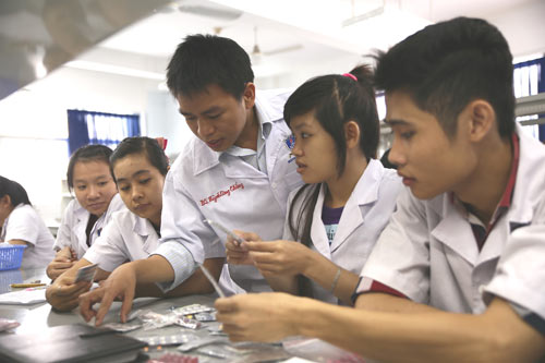 Trường ĐH Nguyễn Tất Thành đào tạo cử nhân Dược bằng tiếng Anh - 1