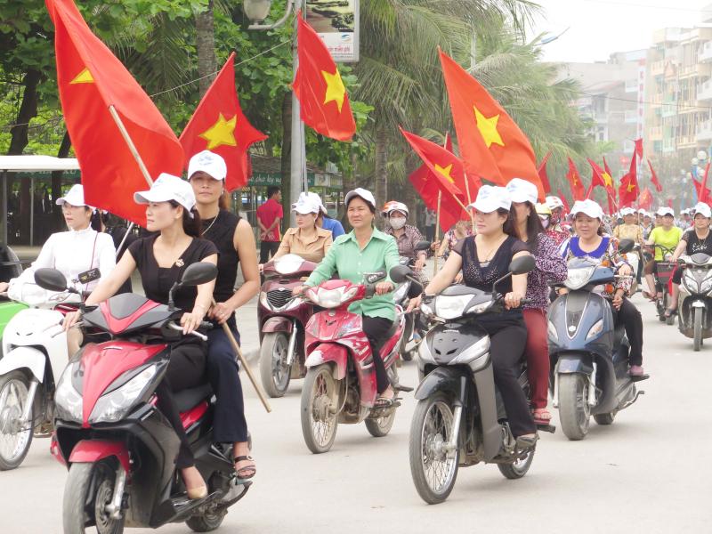 Hơn 100 người vi phạm luật GT khi tuyên truyền nước sạch - 2