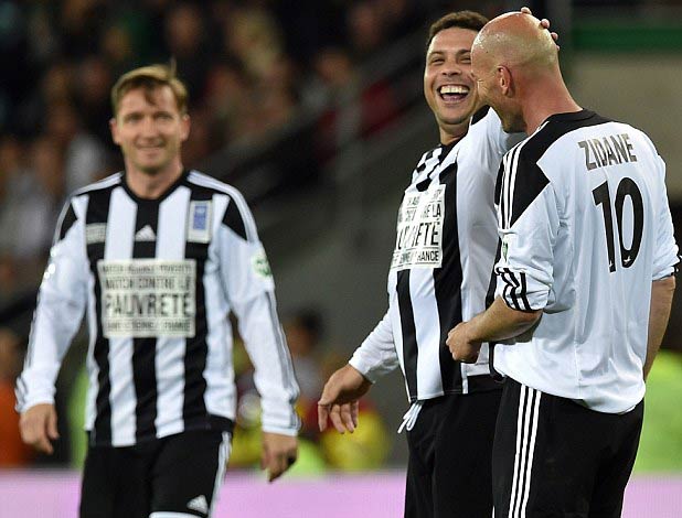 Zidane tái hợp Ro “béo” trong trận cầu mưa siêu phẩm - 1