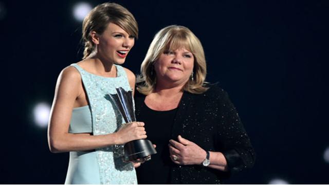 Taylor Swift xúc động nhận giải từ mẹ đẻ - 1