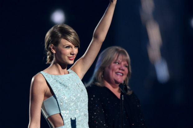 Taylor Swift xúc động nhận giải từ mẹ đẻ - 4