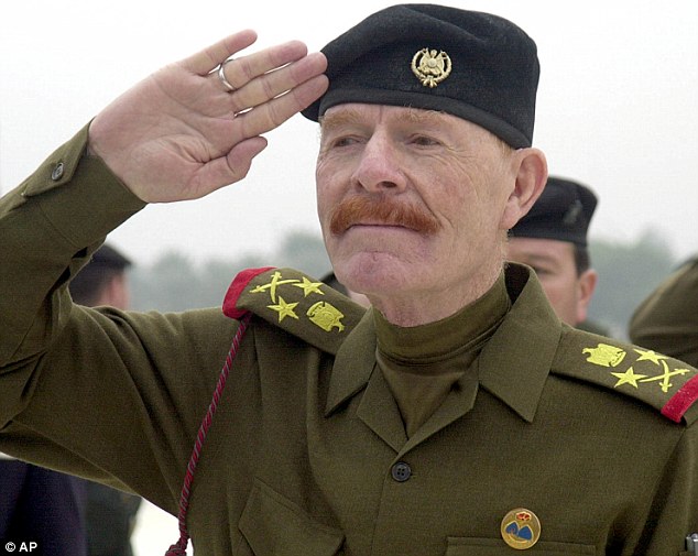 Thi thể phó tướng Saddam Hussein bị đem diễu phố - 1