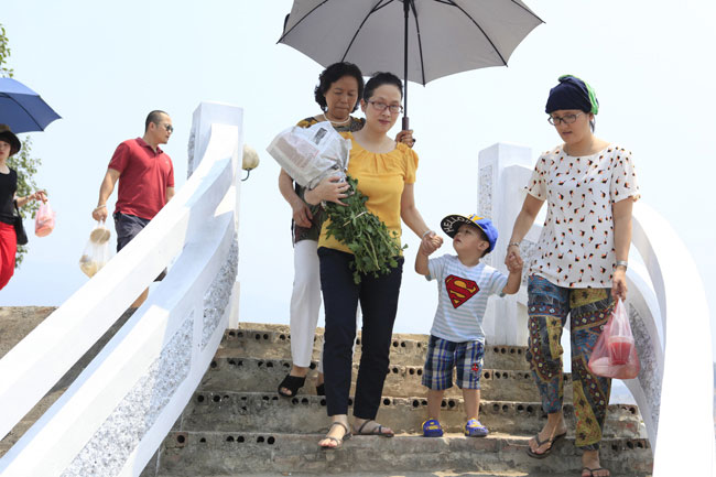 Lạ lùng: Tết Thanh minh, đi tảo mộ cho chính mình - 7