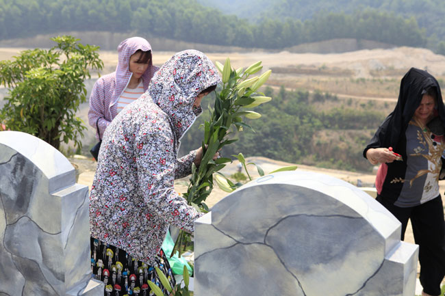Lạ lùng: Tết Thanh minh, đi tảo mộ cho chính mình - 9