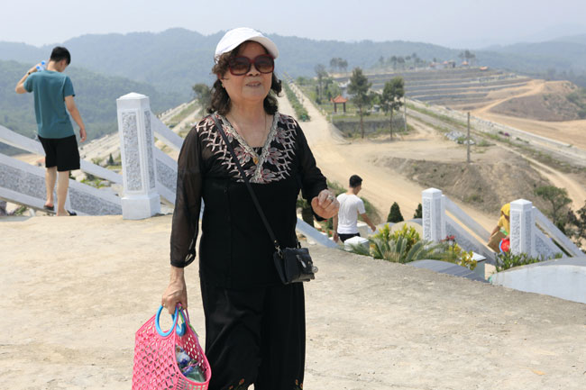 Lạ lùng: Tết Thanh minh, đi tảo mộ cho chính mình - 5