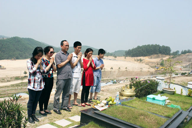 Lạ lùng: Tết Thanh minh, đi tảo mộ cho chính mình - 3