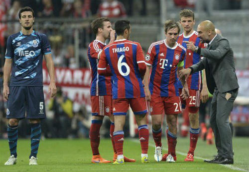Bayern "đánh tennis" gây sốc, Guardiola bị rách quần - 1