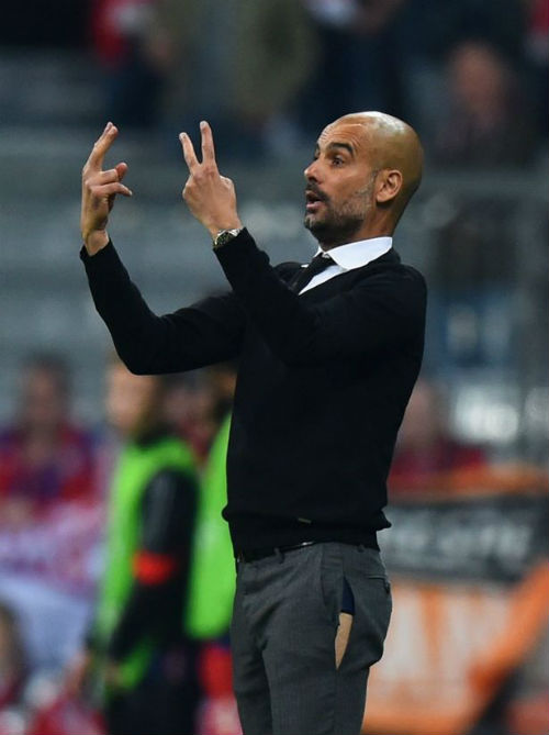 Bayern "đánh tennis" gây sốc, Guardiola bị rách quần - 2