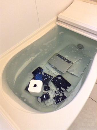 Bị "cắm sừng", cô gái ném bộ sưu tập Apple vào bồn tắm - 1