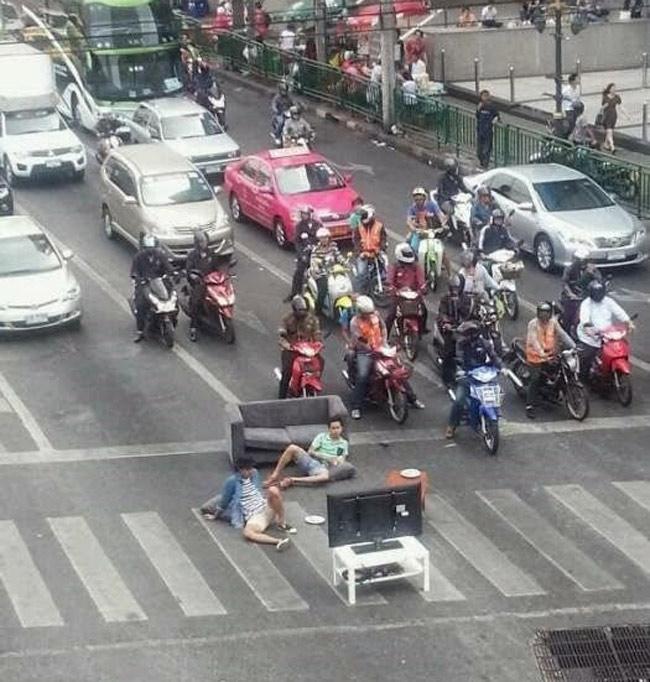 Hai thanh niên bá đạo trên từng hạt gạo.
