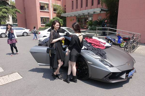 Nữ sinh lái Lamborghini đến trường bán quần áo - 1