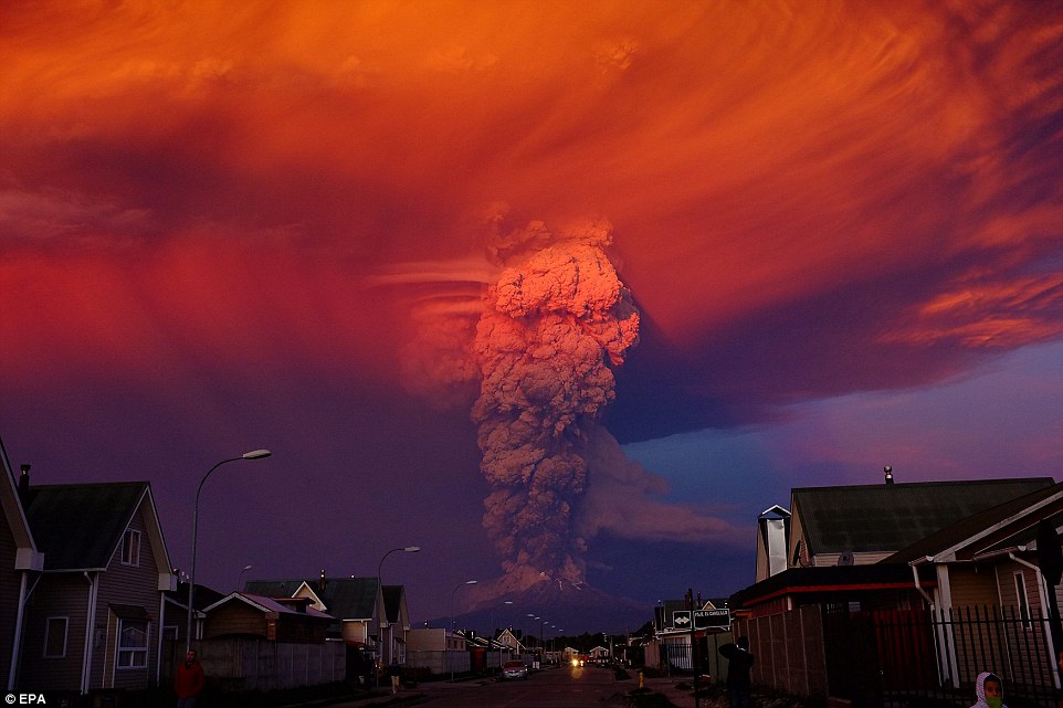 Ảnh: Núi lửa “thức giấc”, nhuộm đỏ trời Chile - 1