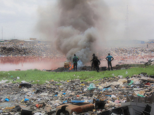 Cuộc sống tại bãi rác điện tử khổng lồ của thế giới - 1