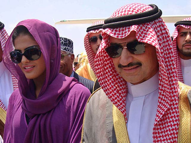 Hoàng tử Saudi bị “ném đá” vì tặng siêu xe cho phi công - 1