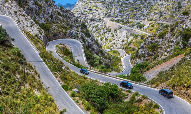 1. Cao tốc Carretera de Sa Calobra, Mallorca dài khoảng 13 km và có khúc cua đến 360 độ nổi tiếng như Nus de Sa Calobra. Cung đường có cấu trúc ngoạn mục khi uốn lượn ôm theo các hẻm núi sâu và hẹp. Cao tốc này còn có cảnh quan núi đá xung quanh rất đẹp mắt.
