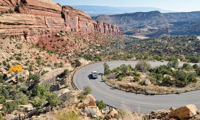 6. Cung đường Rim Rock Drive: Nằm ở miền tây rộng lớn của nước Mỹ, Rim Rock Drive dài hơn 37 km đi qua đài tưởng niệm Công viên Colorado, bang Colorado, Mỹ. Khi lái xe xuyên qua các vực sâu đá đỏ, điểm xuyết những cây thông, cây bách xù sẽ khiến mọi người có trải nghiệm khó quên.
