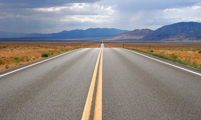 7. Cao tốc 50 ở bang Nevada, Mỹ được mệnh danh là con đường cô đơn nhất chạy xuyên các vùng miền như Sacramento, California, Ocean City, Maryland. Những khu vực con đường đi qua đều rất hoang vắng và hầu như chỉ có thung lũng xen sa mạc.
