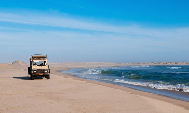 8. Đường ven biển Skeleton: Nếu muốn tận hưởng cảm giác cô đơn ở Namibia, bạn nên làm một chuyến xe tới đường ven biển Skeleton, phía tây bắc nước này. Cung đường chạy thẳng từ Swakonmund tới biên giới Angola, đưa bạn đi qua một vùng sa mạc hoàn toàn trống vắng nhưng nằm ngay cạnh bờ biển.
