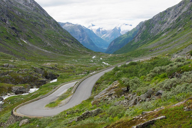 3. Đường núi Old Strynefjell, Na Uy chạy xuyên qua vùng Fjord là một trong những tuyệt tác của kỹ thuật. Điều đặc biệt là đường núi Old Strynefjell đóng cửa vào mùa đông nhằm đảm bảo an toàn cho người lái xe. Vào mùa hè, người ta thường lái xe chu du trên con đường này và tham quan các làng mạc nằm trong vùng núi cao tới 1.139 m.
