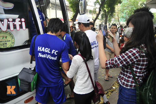 Công Phượng lần đầu không bị fan "bao vây" - 14