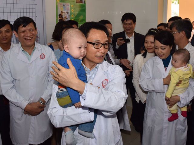 Phó Thủ tướng Vũ Đức Đam kêu gọi đưa trẻ đi tiêm chủng - 1