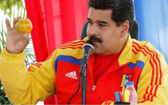 Tổng thống Venezuela tặng nhà cho người ném xoài vào đầu ông - 1