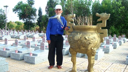 Cụ ông đạp xe xuyên Việt, thăm 20 nghĩa trang liệt sỹ - 1