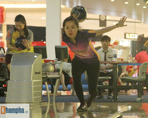 Xem chị em trổ tài ném bowling điệu nghệ - 9