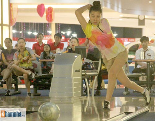 Xem chị em trổ tài ném bowling điệu nghệ - 6