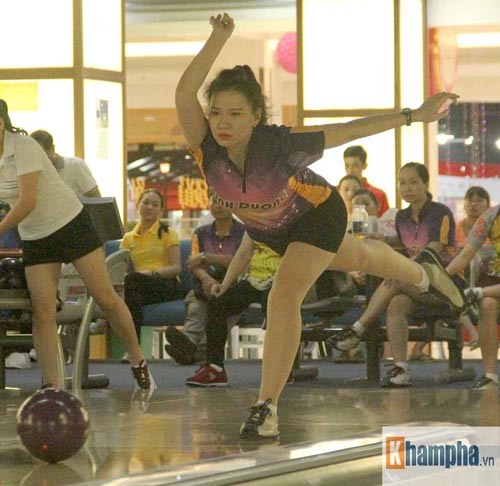 Xem chị em trổ tài ném bowling điệu nghệ - 5