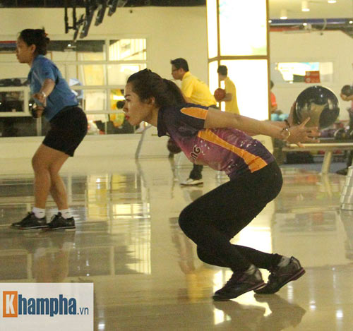 Xem chị em trổ tài ném bowling điệu nghệ - 4