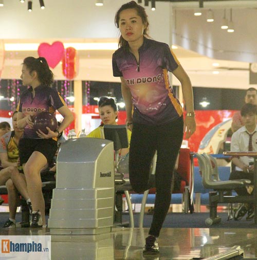 Xem chị em trổ tài ném bowling điệu nghệ - 7