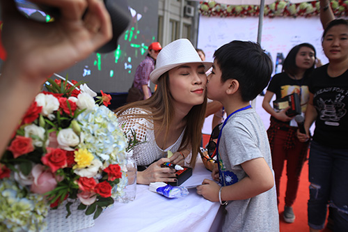 Mỹ Tâm “đội nắng” kí tặng cho hàng nghìn fan Hà Nội - 5