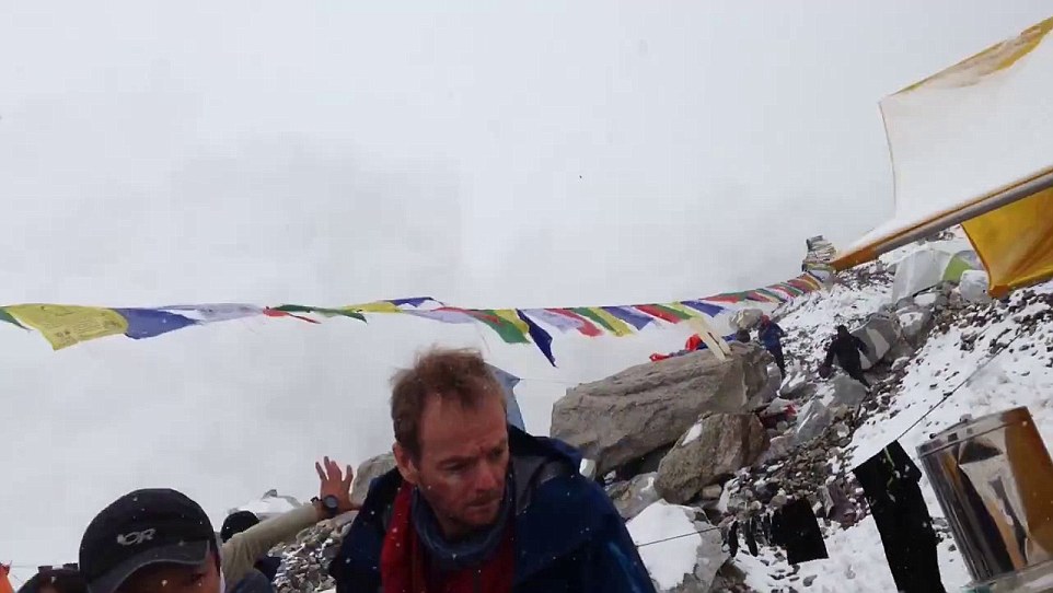 Video: Lở tuyết san phẳng khu trại leo núi Everest - 1