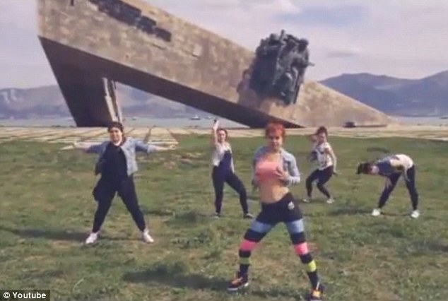 Nga: Thiếu nữ vào tù vì nhảy sexy trước tượng đài chiến sĩ - 1