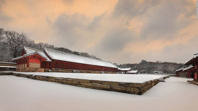 10.&nbsp;Đền Jongmyo:&nbsp;Do vị vua đầu tiên của triều Joseon, vua Lee Seong Gye, xây dựng, đền Jongmyo ở Jongno-gu, Seoul là nơi các vị vua tới thờ cúng và thực hiện các nghi lễ. Hàng năm vào ngày chủ nhật đầu tiên của tháng 5, một lễ tế được tổ chức tại đây với âm nhạc và các vũ điệu trang trọng.
