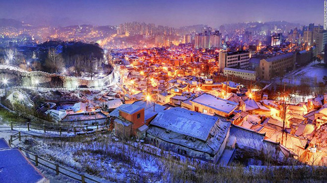 19.&nbsp;Tường thành Seoul Seonggwak:&nbsp;Bức tường đá dài 18,2 km được dựng lên ở Seoul vào thời Joseon để bảo vệ kinh đô của Hàn Quốc. Du khách có thể đăng ký một tour đi bộ ngắm cảnh qua những điểm tham quan thú vị như Dongdaemun (trung tâm mua sắm buổi khuya), núi Naksan và dừng chân ở Ehwajang, nơi tổng thống đầu tiên của Hàn Quốc, ông Syngman Rhee, từng ở.
