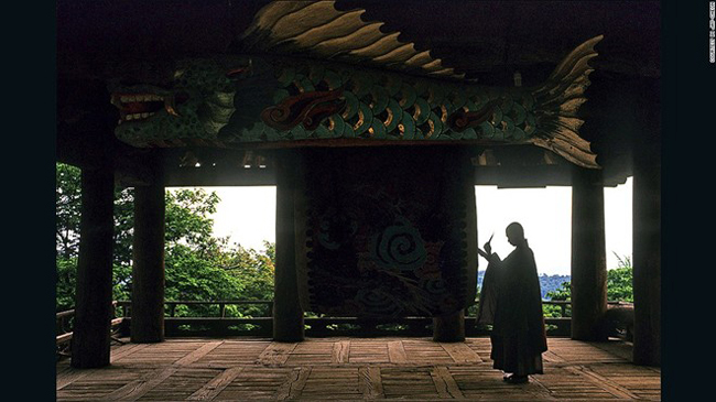 13.&nbsp;Buseoksa:&nbsp;108 bậc thang từ cổng Cheonwang tới cổng Anyang ở đền Buseoksa tượng trưng cho số lần luân hồi. Được xây dựng vào năm 676 vào thời nhà Silla, đền Buseoksa ở Gyeongsang là công trình bằng gỗ cổ nhất còn đứng vững ở Hàn Quốc. Chuông của đền sẽ gióng 33 tiếng mỗi ngày vào lúc 18h.
