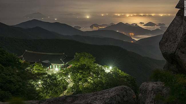 14.&nbsp;Đền Geumsan Boriam:&nbsp;Người địa phương cho rằng khi cầu nguyện ở đền Geumsan Boriam, ước mong của ta sẽ thành sự thật. Nằm ở phía bắc tỉnh Gyeongsang, ngôi đền cho phép các du khách được ở lại qua đêm.
