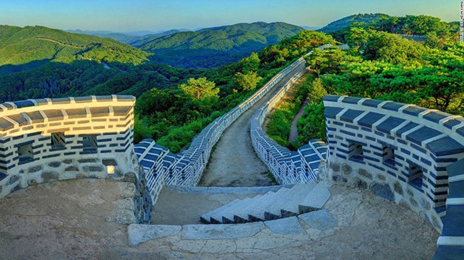 1. Pháo đài Namhansanseong: Nằm trên núi Namhan ở tỉnh Gyeonggi, pháo đài đắp bằng đất dài 12 km này được xây dựng từ 2.000 năm trước và tái thiết vào năm 1621. Với nhiều đường đi bộ tuyệt đẹp, đây là địa điểm du lịch được nhiều người yêu thích.
