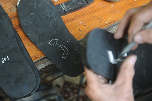 Điểm nổi bật trên chiếc dép lốp của ông Xuân là được khắc hình Tổ quốc cùng với quần đảo Trường Sa và Hoàng Sa. 