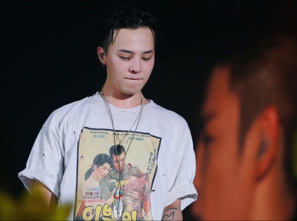G-Dragon bị chảy máu mắt trên sân khấu live - 1