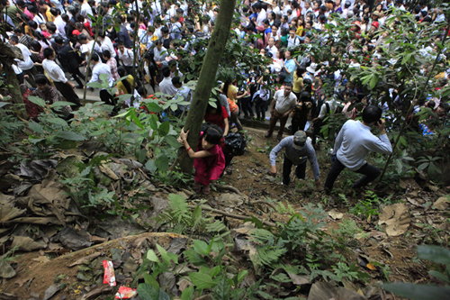 Băng rừng, bám rào lên dâng hương các Vua Hùng - 5