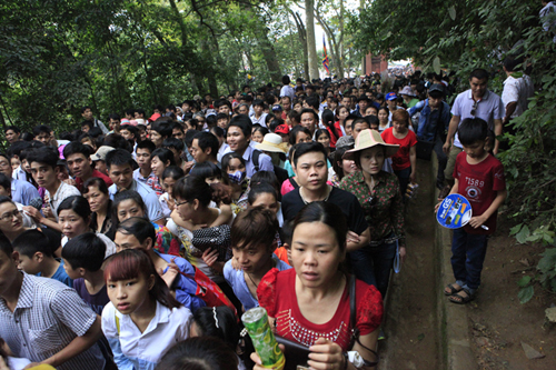 Băng rừng, bám rào lên dâng hương các Vua Hùng - 2