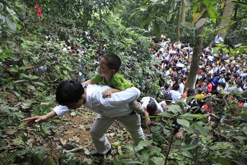 Băng rừng, bám rào lên dâng hương các Vua Hùng - 6