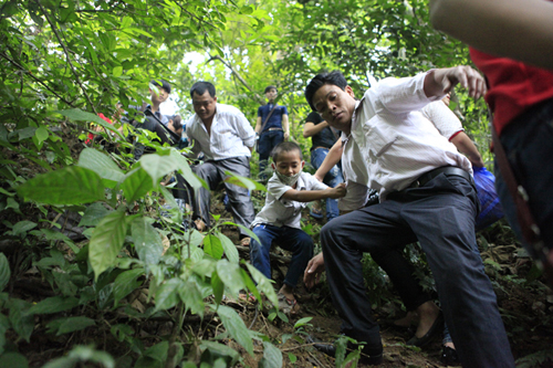 Băng rừng, bám rào lên dâng hương các Vua Hùng - 11